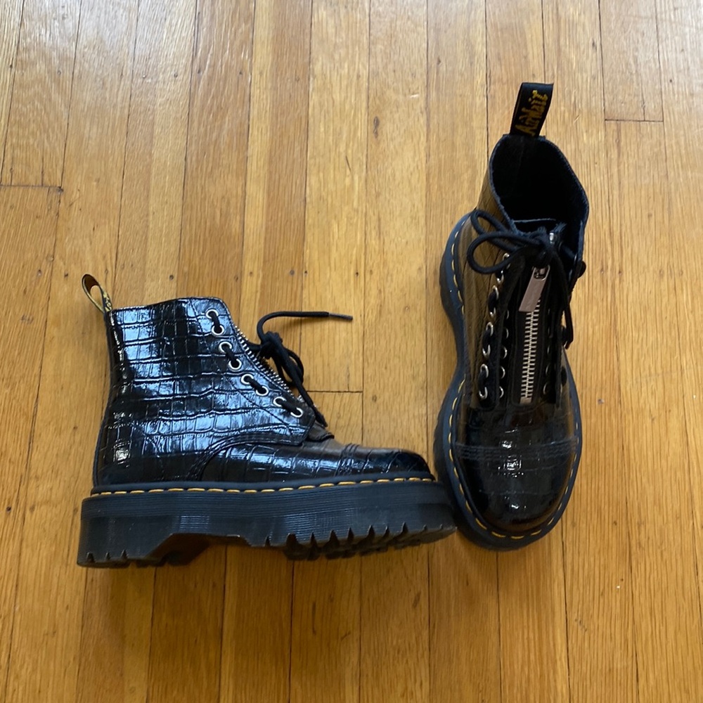 Like new platform Dr. Martens black boots size 7 platform patent black crocodile